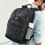 Mochila-negra-de-hombre-en-material-de-tela-poliester-con-compartimiento-para-laptop.