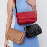 Bolso-para-mujer-en-material-tipo-cuero-de-color-negro-amplios-compartimentos-y-asas-regulables