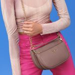 Bolso-para-mujer-casual-en-material-tipo-cuero-con-distintos-compartimentos-disponible-en-2-colores