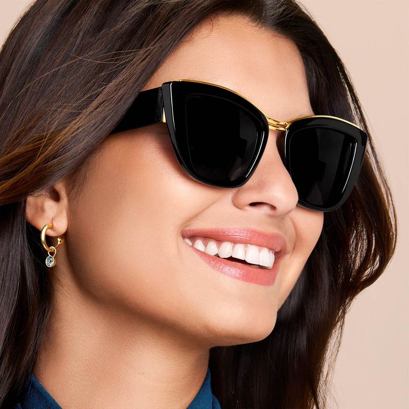 mujer-con-lentes-de-sol-negros-y-detalles-dorados