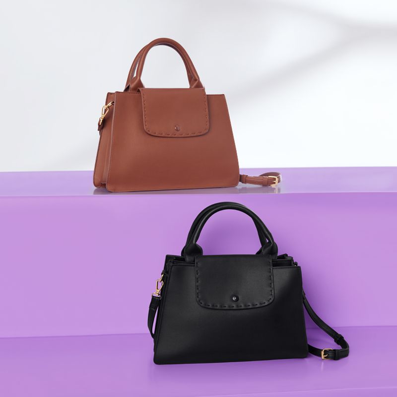 Bolso-para-mujer-estilo-fancy-y-de-color-marron.-Cuenta-con-2-compartimentos-y-asa-regulable.