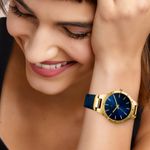 reloj-para-mujer-azul-con-detalles-dorados