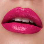 Labios-con-el-labial-en-barra-hydrabomb