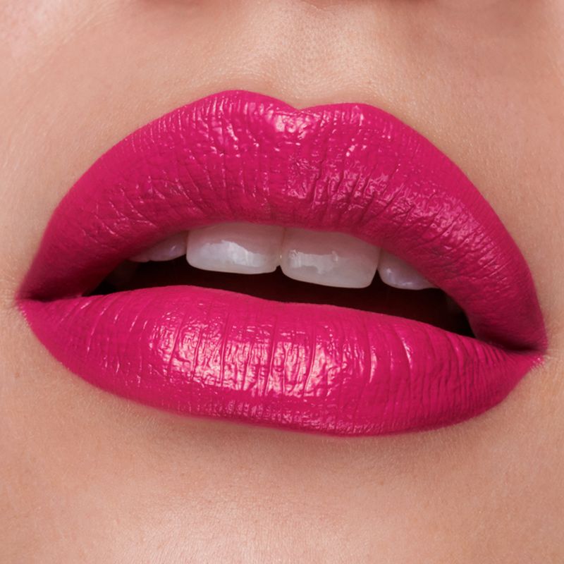 Labios-con-el-labial-en-barra-hydrabomb