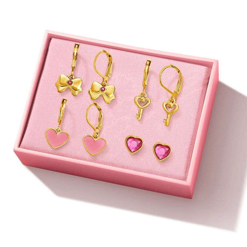 estuche-de-aretes-dorados-con-detalles-y-dijes-rosados-en-forma-de-corazon