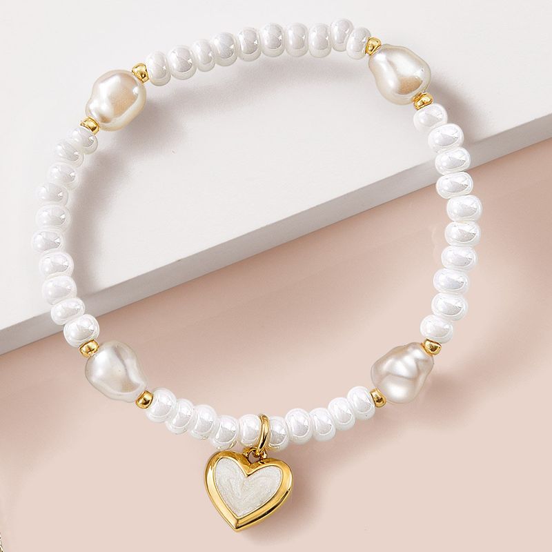 pulsera-de-ni�a-con-perlas-blancas-y-dije-corazon-marca-esika