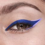 Como-hacer-un-delineado-cat-eye-con-eldelineador-liquido-Line-4-Ever-CyPlay