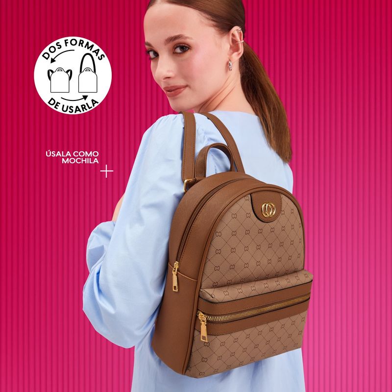 Mochila-de-Mujer-de-estilo-casual-en-material-tipo-PVC-y-de-color-marron.-Amplios-compartimientos.