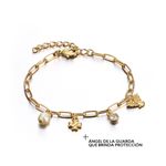 Pulsera-Charm-Trend-dorada-con-dijes-de-la-suerte-y-perla-acrilica-ideal-para-tu-look-de-año-nuevo.