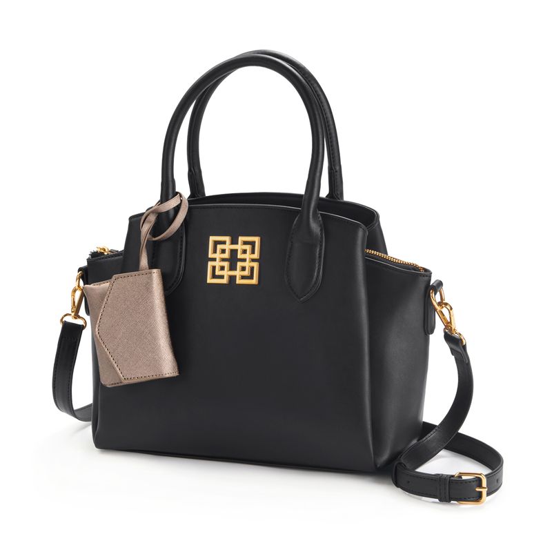 Bolso-de-mujer-confeccionado-en-material-tipo-cuero-de-color-negro-con-asas-regulables.